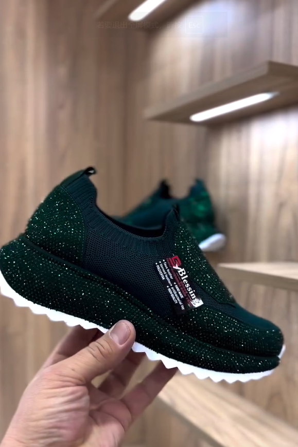 Modne, codzienne trampki z kryształkami