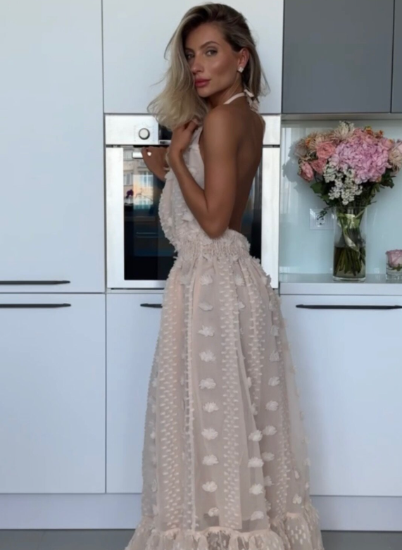 Letnia damska modna sukienka z odkrytymi plecami i dużym rozcięciem