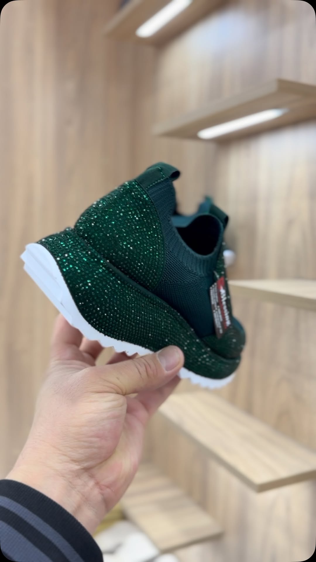 Modne, codzienne trampki z kryształkami