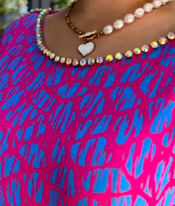 Skvelá ponuka: módne šaty v plus veľkosti s razením.