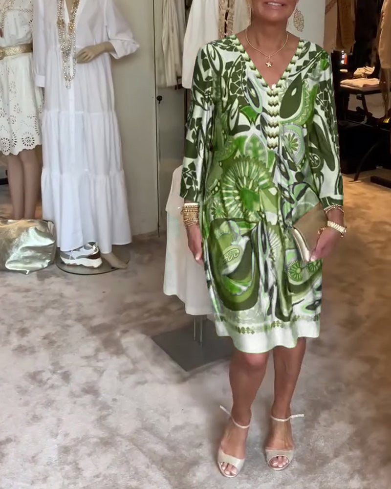 Sukienka casualowa z dekoltem w serek i nadrukiem w stylu vintage