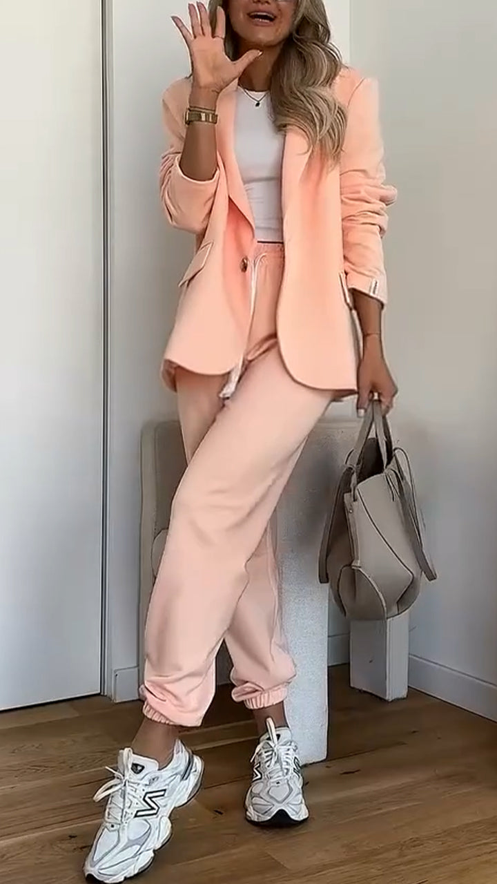 Ένα μοντέρνο καθημερινό γυναικείο κοστούμι με μονόχρωμο σχέδιο και πέτα.-GR