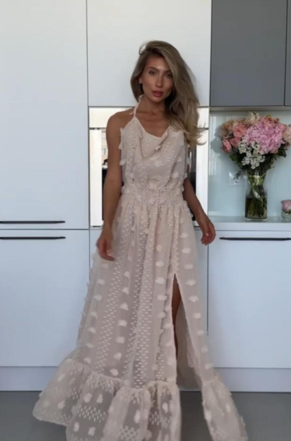 Letnia damska modna sukienka z odkrytymi plecami i dużym rozcięciem