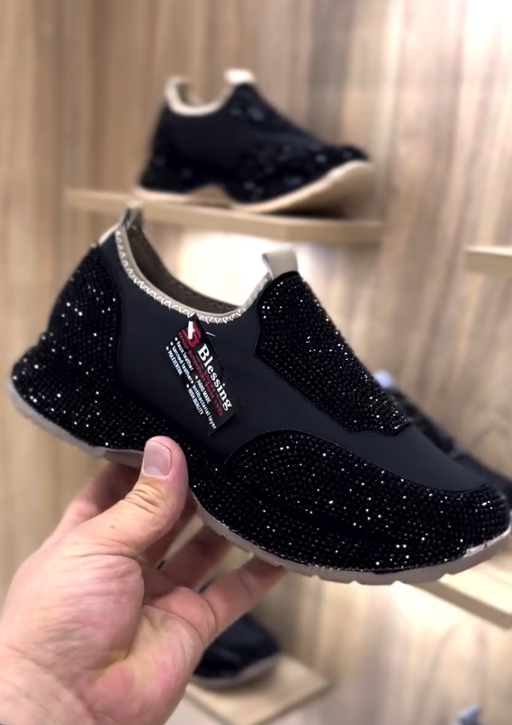 Modne, codzienne trampki z kryształkami