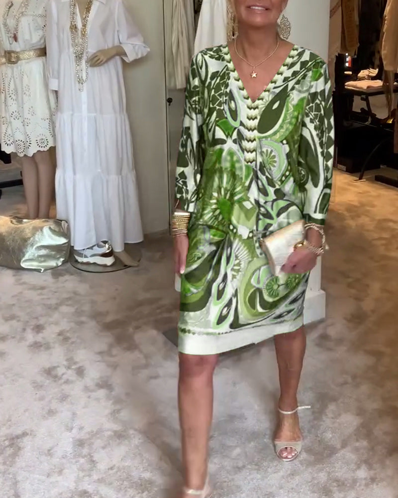 Sukienka casualowa z dekoltem w serek i nadrukiem w stylu vintage