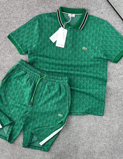 Modny i uniwersalny, casualowy garnitur z krótkim rękawem