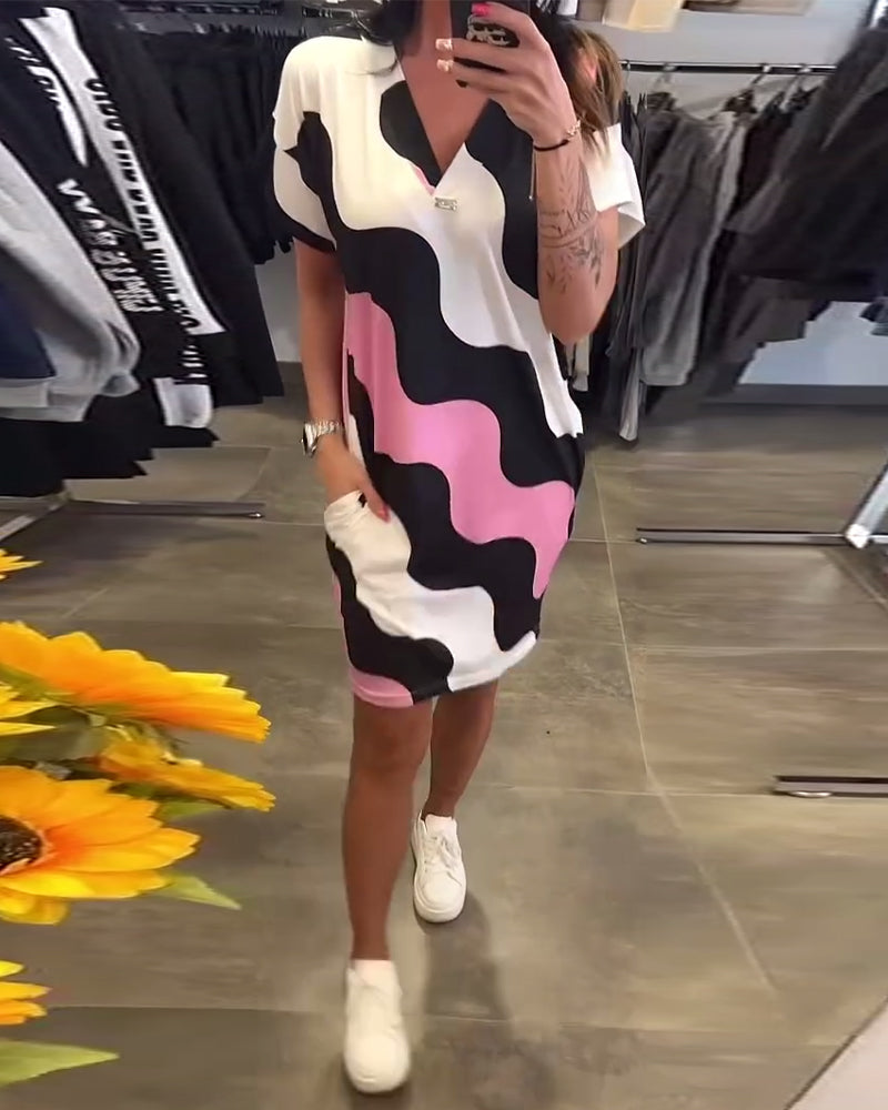 Sukienka z dekoltem w serek i wzorem fal