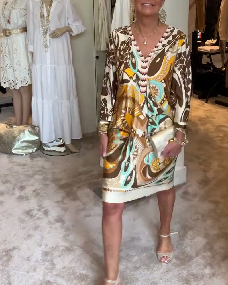 Sukienka casualowa z dekoltem w serek i nadrukiem w stylu vintage