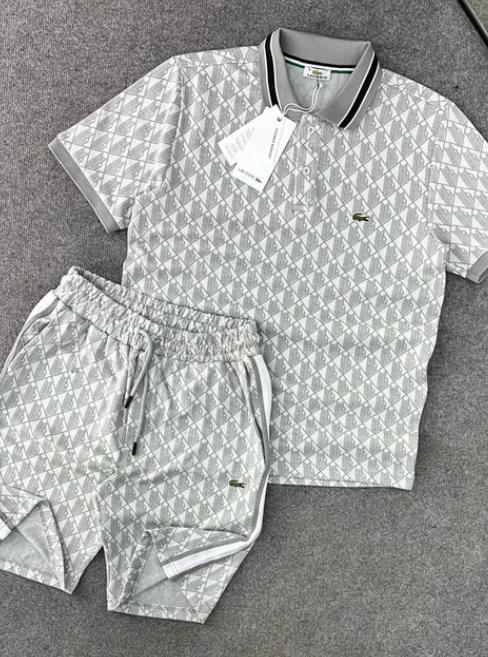 Modny i uniwersalny, casualowy garnitur z krótkim rękawem