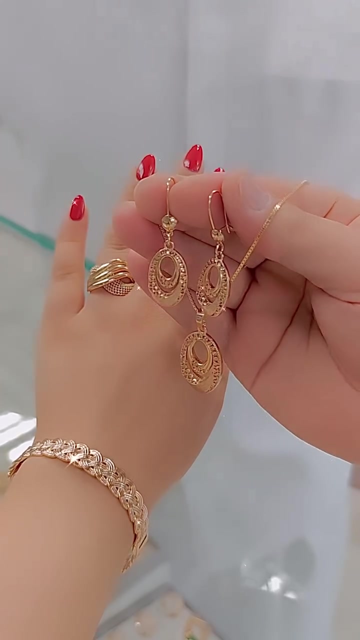 Stilingas ir universalus rinkinys, susidedantis iš trijų dalių: apyrankės, žiedo ir kaklo papuošalo.-LT