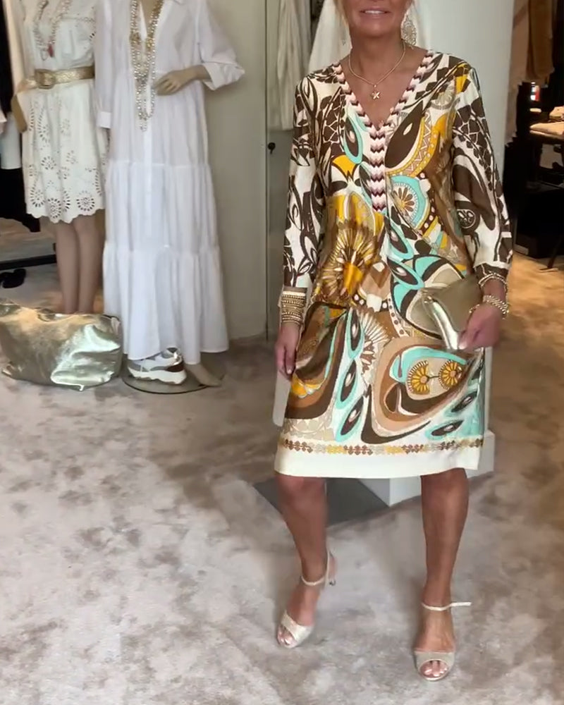 Sukienka casualowa z dekoltem w serek i nadrukiem w stylu vintage