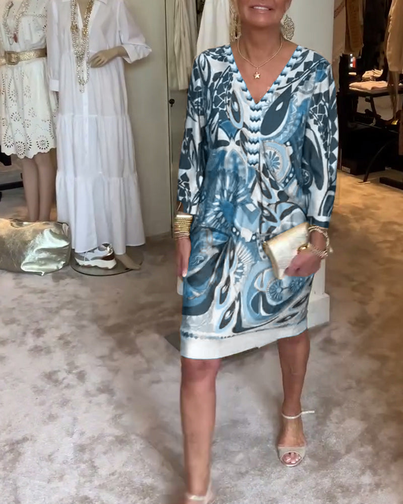 Sukienka casualowa z dekoltem w serek i nadrukiem w stylu vintage