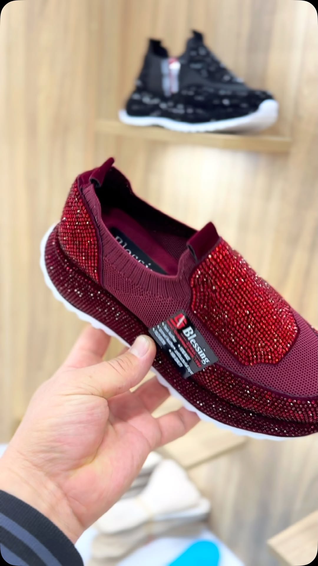 Modne, codzienne trampki z kryształkami