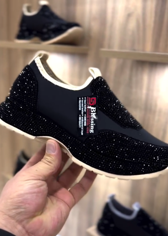 Modne, codzienne trampki z kryształkami