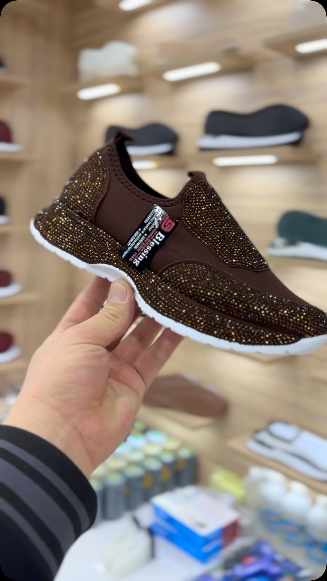 Modne, codzienne trampki z kryształkami