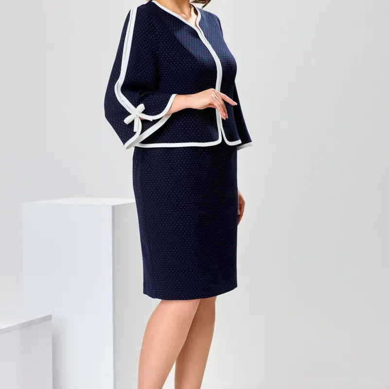 Elegancki top z kokardą i spódnica z rozcięciem na plecach