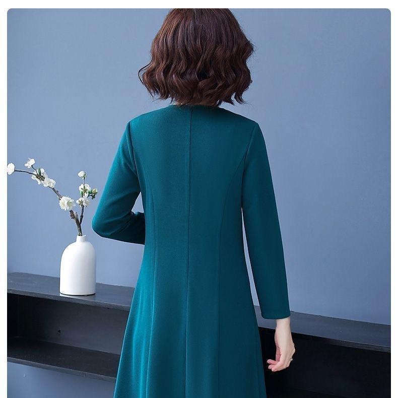 Elegancki dwuczęściowy zestaw damski z żakietem i sukienką