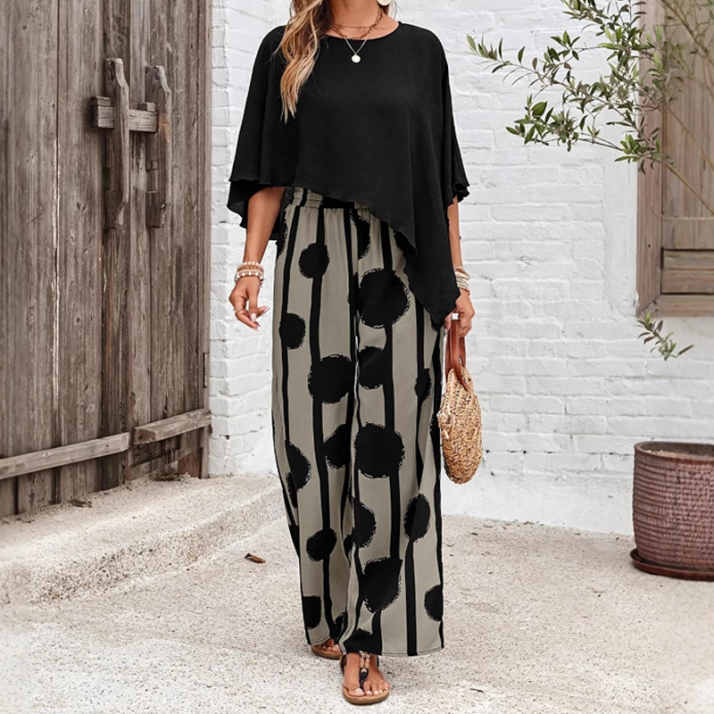 Elegancki komplet składający się z bluzki z rękawem 3/4 i wzorzystych spodni