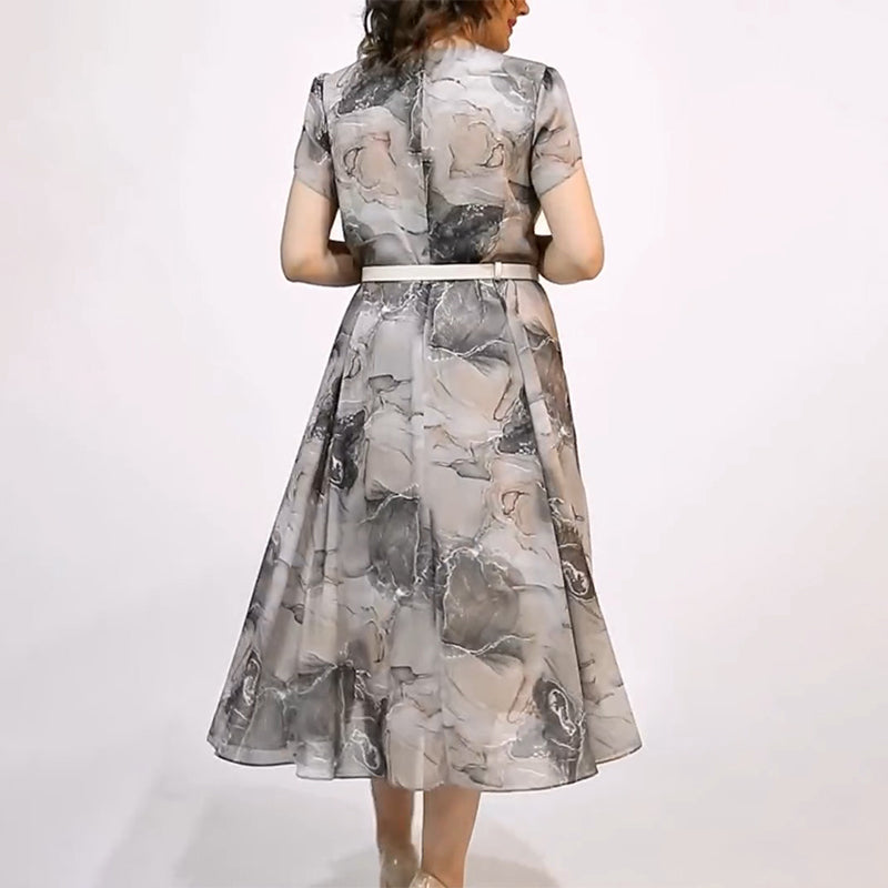 Elegancka damska sukienka midi z okrągłym dekoltem i krótkim rękawem