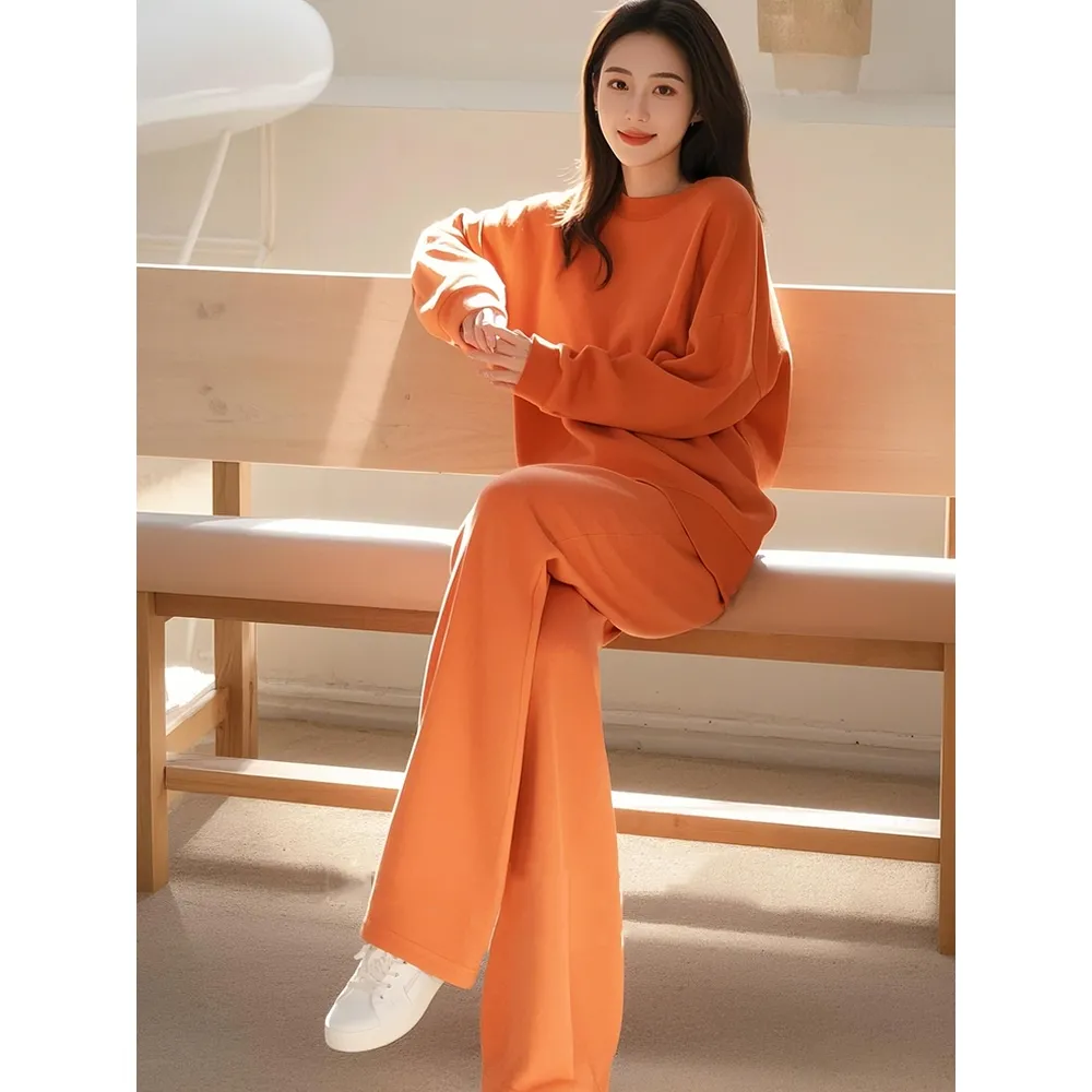 Dviejų partių komplektas ilgomis rankovėmis ir kelnės otāliu kaklu