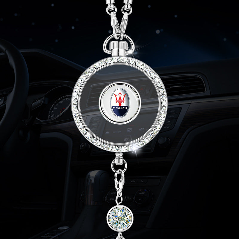 Wisiorek z logo aromaterapii samochodowej z metalu i diamentów