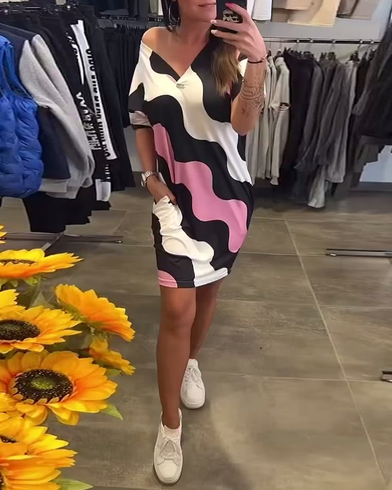 Sukienka z dekoltem w serek i wzorem fal