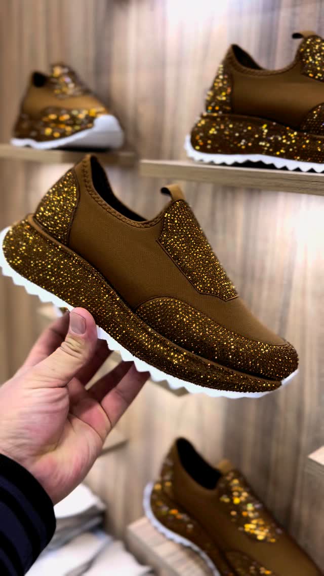 Modne, codzienne trampki z kryształkami