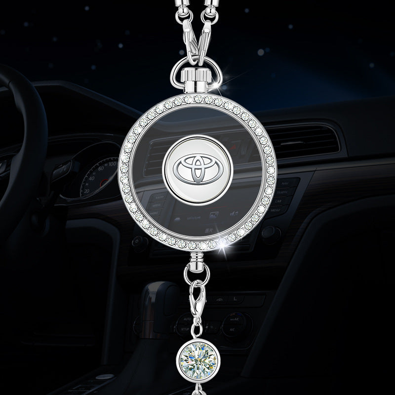 Wisiorek z logo aromaterapii samochodowej z metalu i diamentów