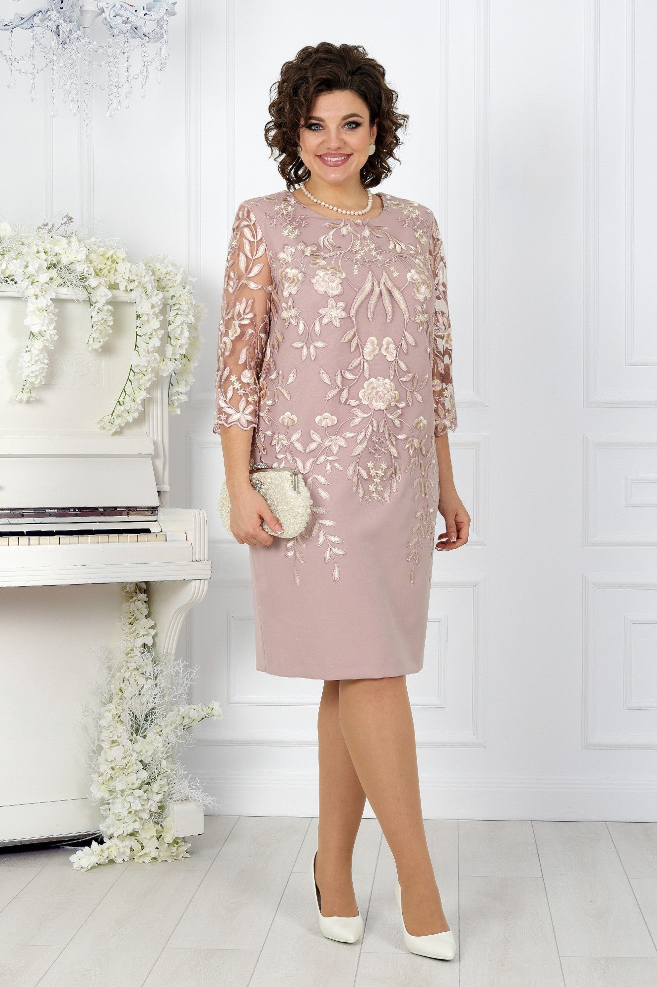 Sukienka oversize z koronkowymi patchworkami i nadrukiem