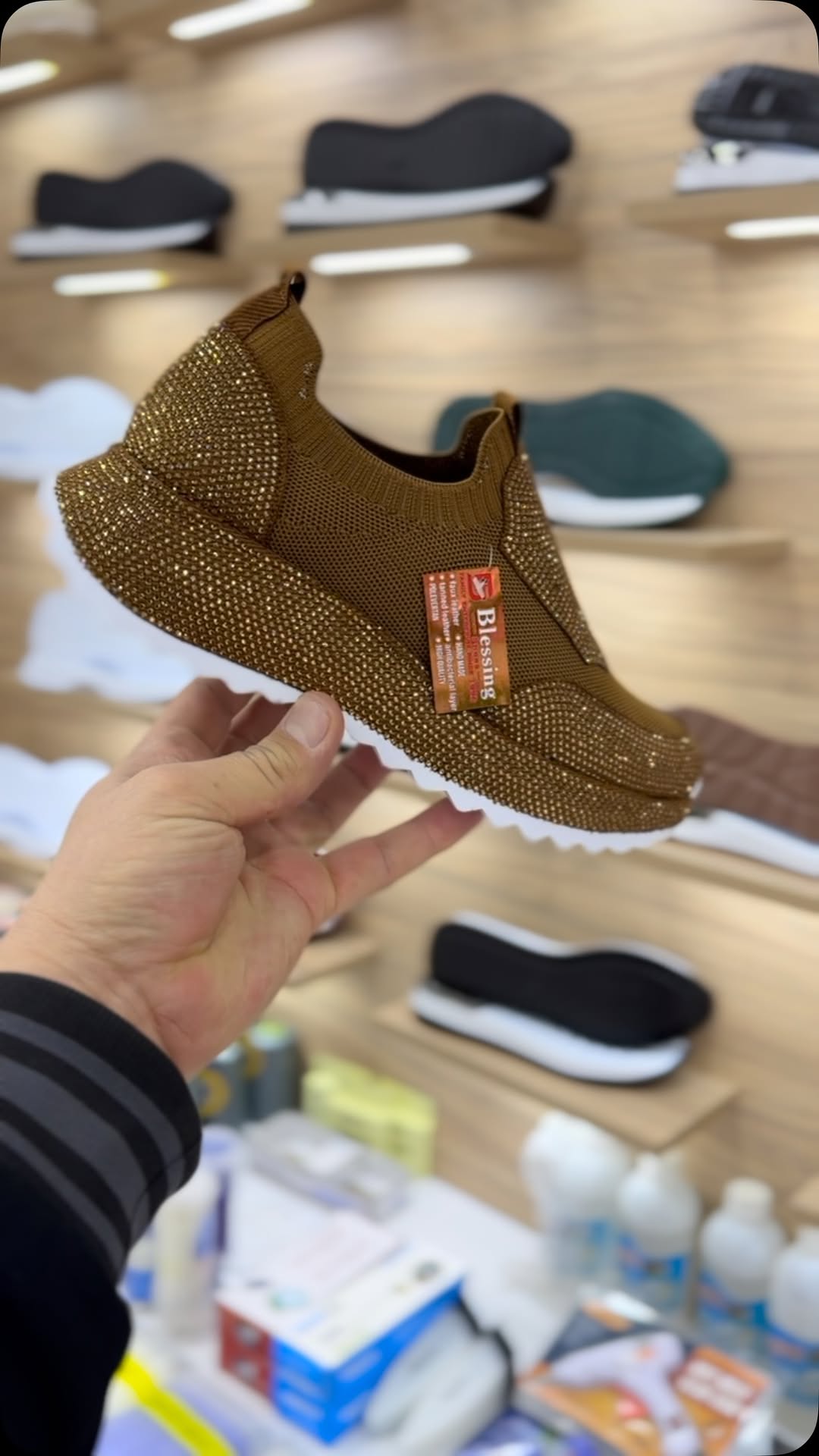 Modne, codzienne trampki z kryształkami