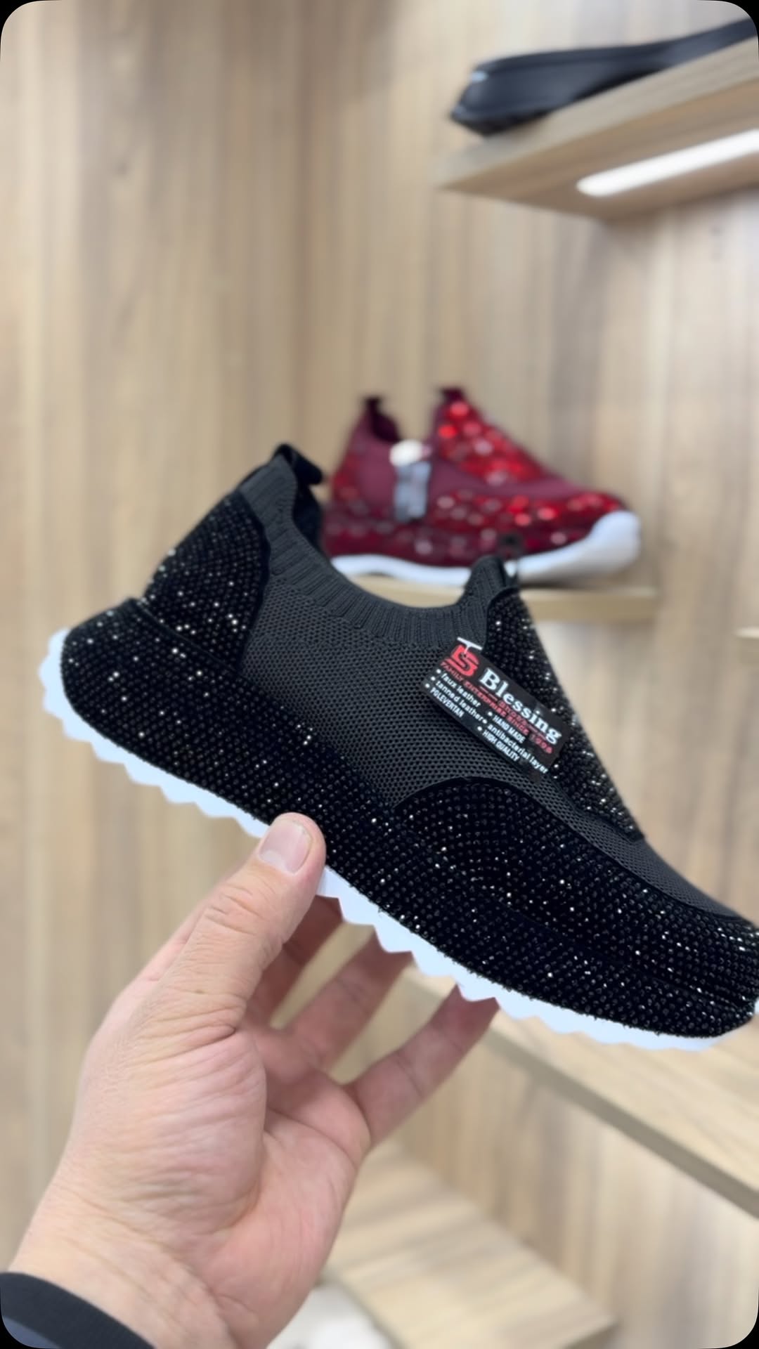 Modne, codzienne trampki z kryształkami