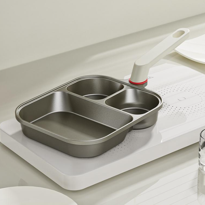 Patelnia 4 w 1 z powłoką zapobiegającą przywieraniu: idealna do jajek, bekonu i burgerów