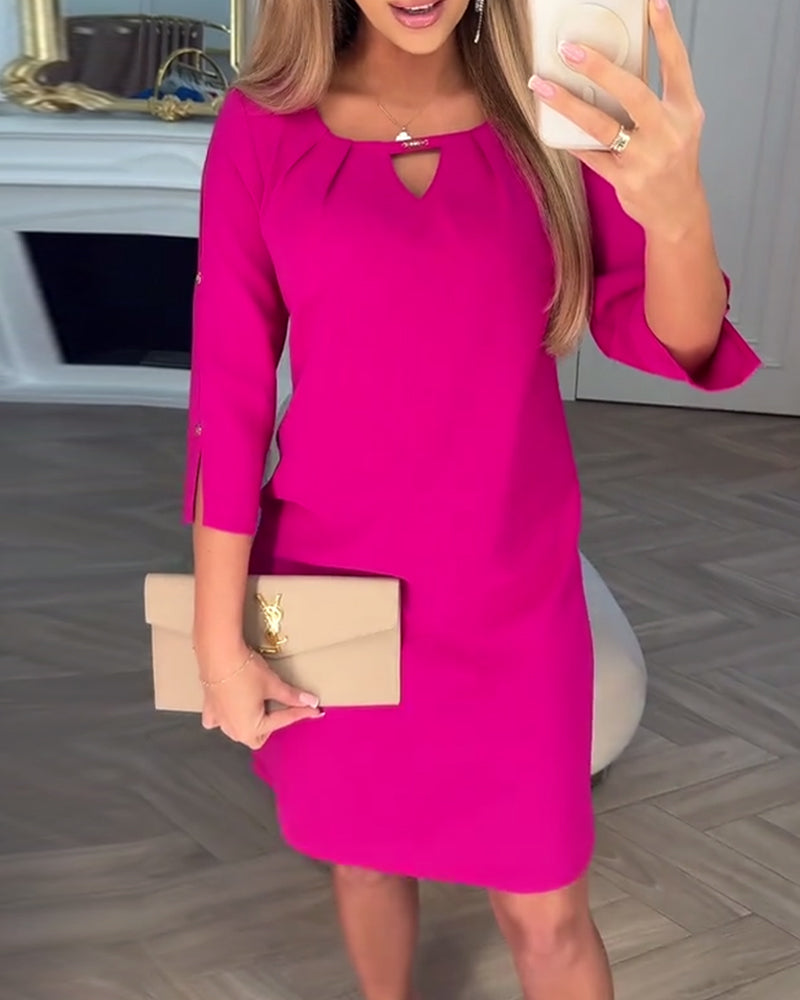 Elegancka, jednokolorowa, prosta sukienka w kształcie litery V