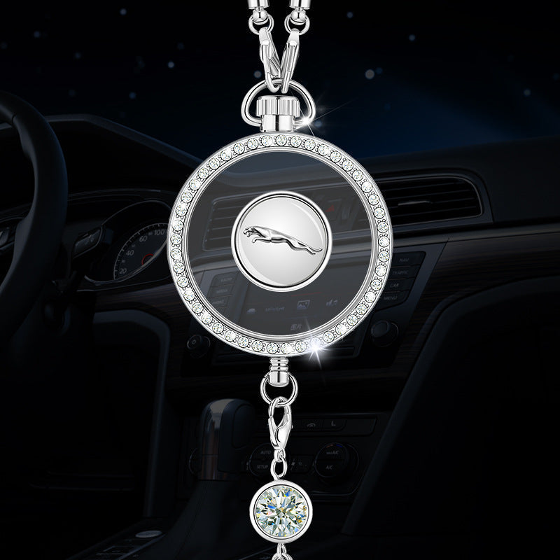 Wisiorek z logo aromaterapii samochodowej z metalu i diamentów