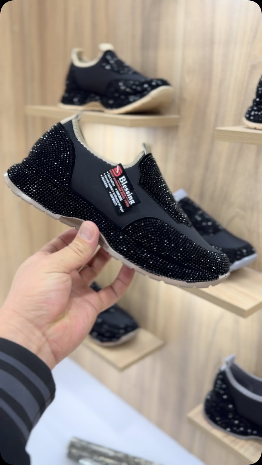 Modne, codzienne trampki z kryształkami