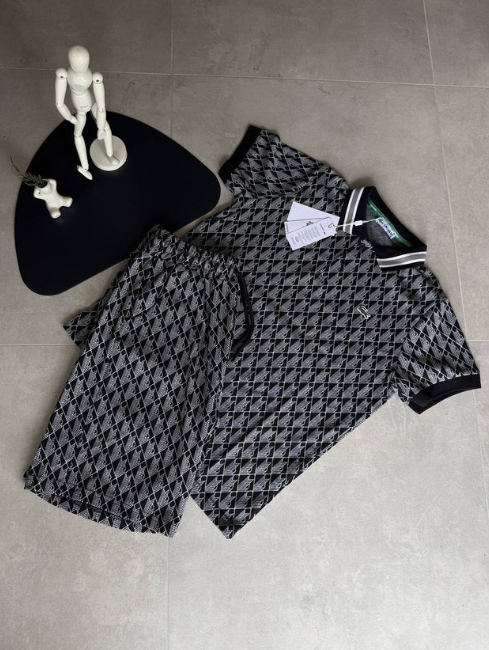 Modny i uniwersalny, casualowy garnitur z krótkim rękawem