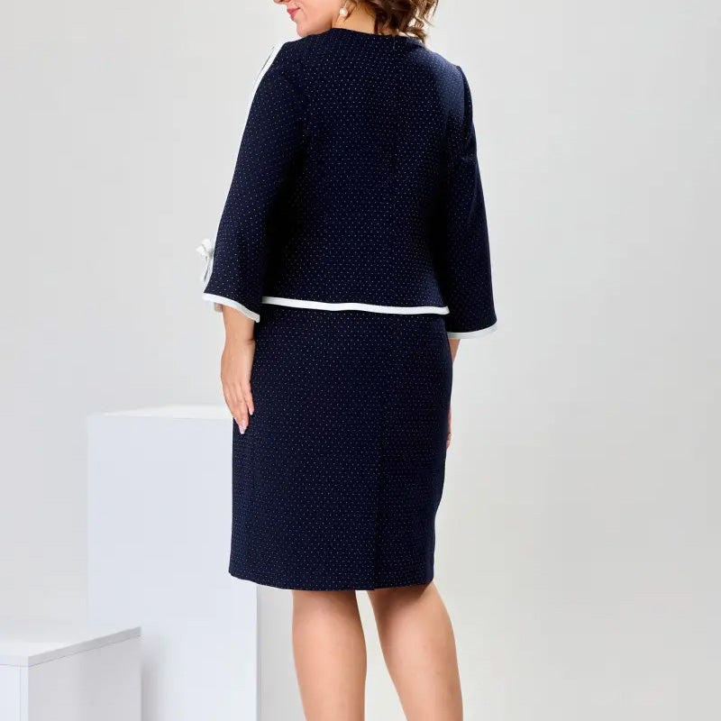 Elegancki top z kokardą i spódnica z rozcięciem na plecach