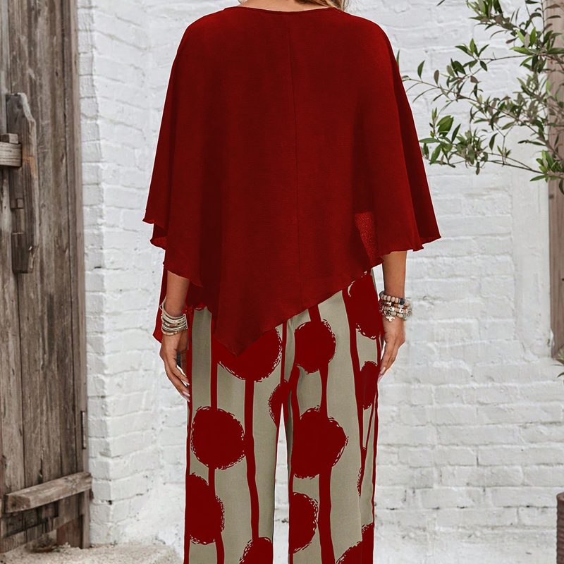 Elegancki komplet składający się z bluzki z rękawem 3/4 i wzorzystych spodni